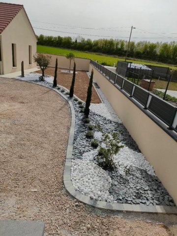 Création, réalisation et aménagement de la cour d'un particulier proche de Chalon sur saône. 