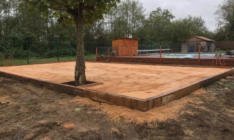 Réalisation d'un terrain de pétanque chez un particulier à Simandre