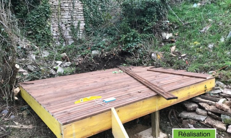 Réalisation d'un espace jardin avec cabane, bacs potager et escalier d'accès près de Tournus