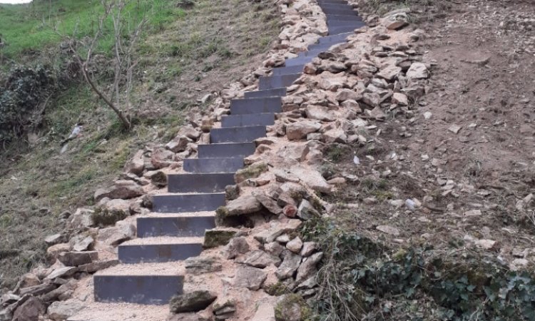 Réalisation d'un espace jardin avec cabane, bacs potager et escalier d'accès près de Tournus