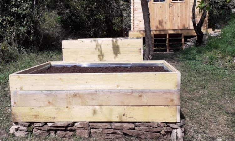 Réalisation d'un espace jardin avec cabane, bacs potager et escalier d'accès près de Tournus