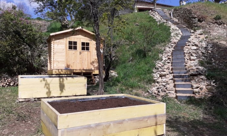 Réalisation d'un espace jardin avec cabane, bacs potager et escalier d'accès près de Tournus