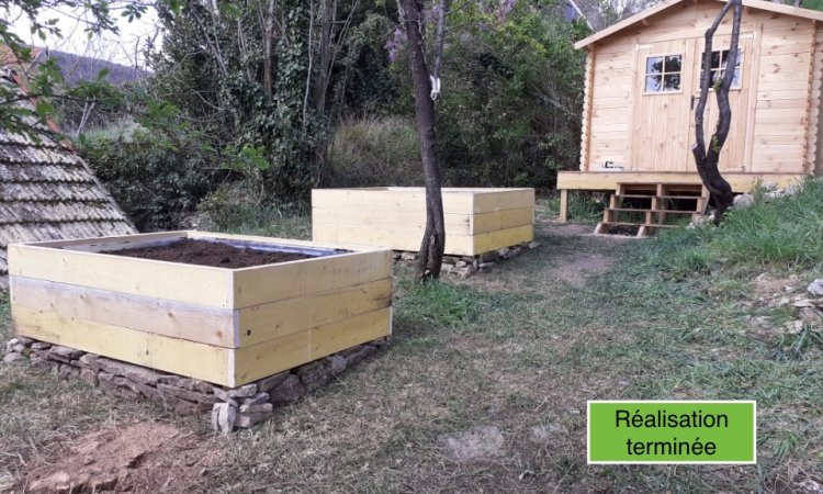 Réalisation d'un espace jardin avec cabane, bacs potager et escalier d'accès près de Tournus